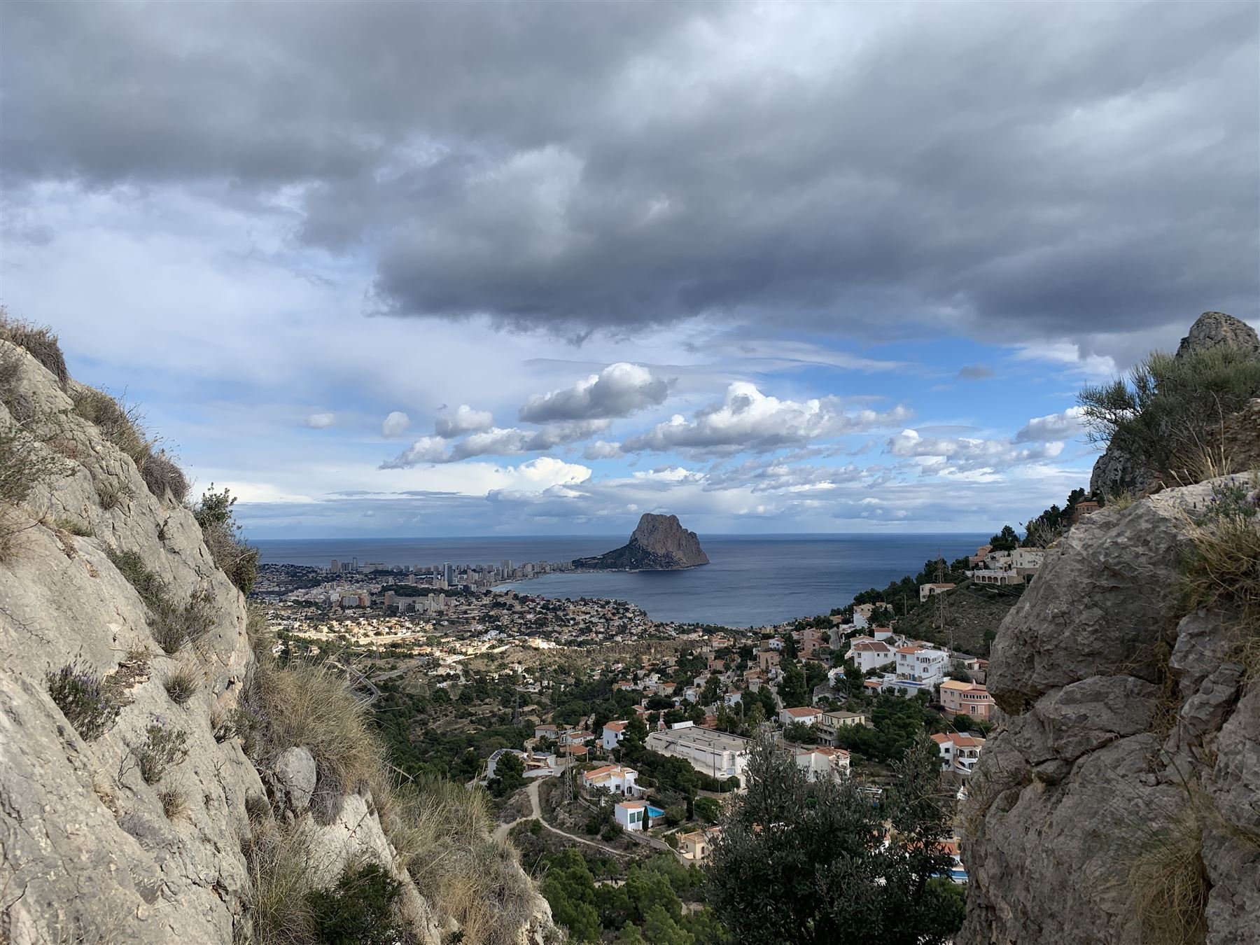 Vista de Calpe y del Peñón de Ifach desde la montaña, con el mar al fondo