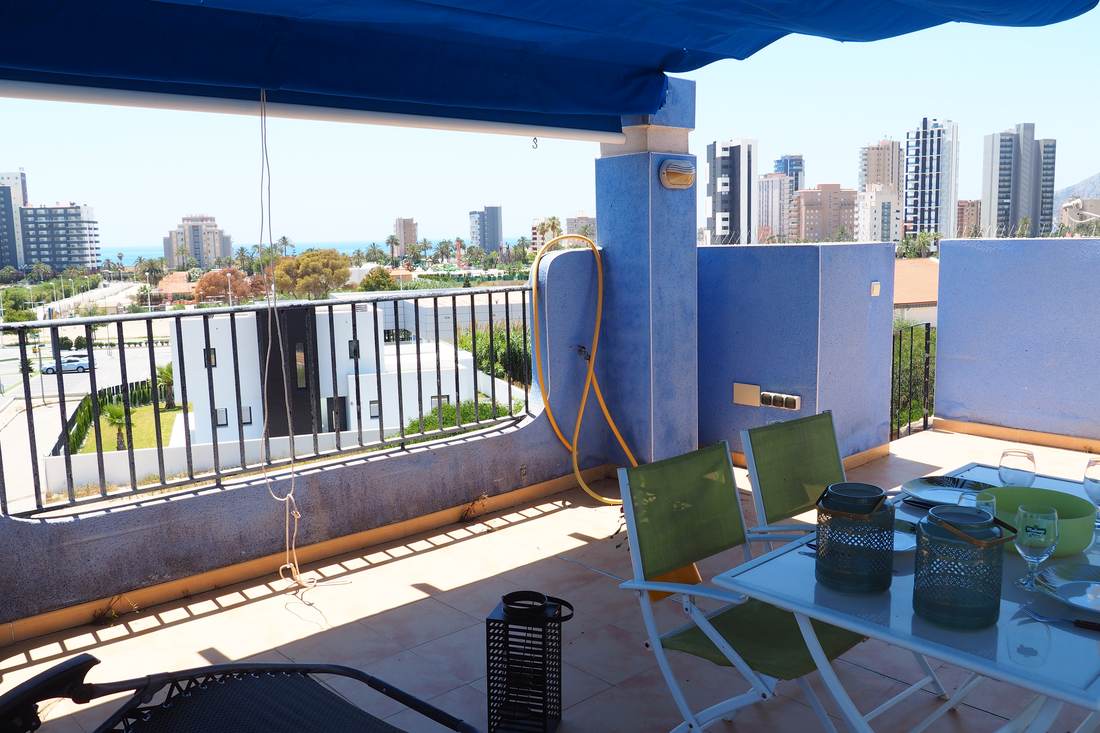 La terraza cubierta mirando a los edificios altos de Calpe