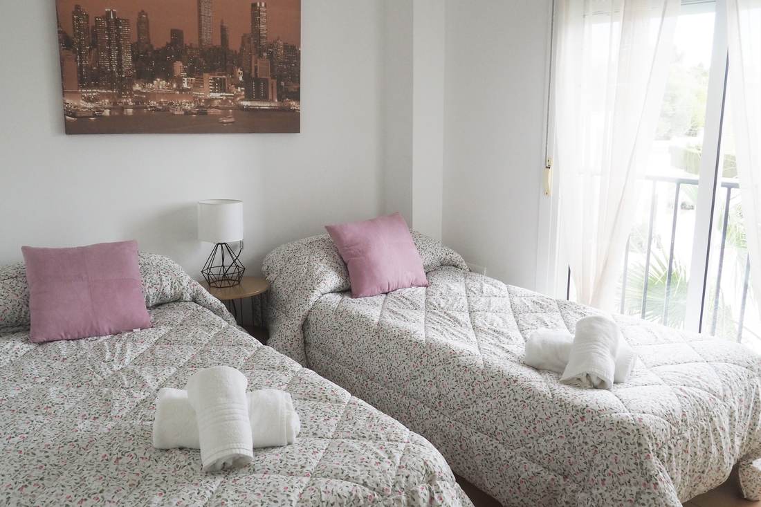Dormitorio con dos camas individuales y colchas de flores