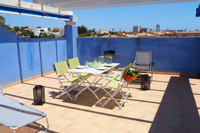 La terraza de arriba de La Estrella, con la mesa puesta y los tejados de Calpe al fondo