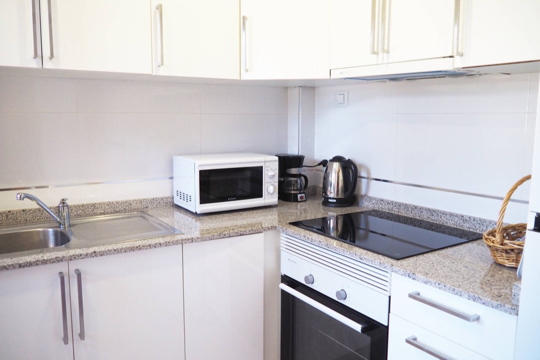 Cocina independiente renovada, con placa vitrocerámica y microondas