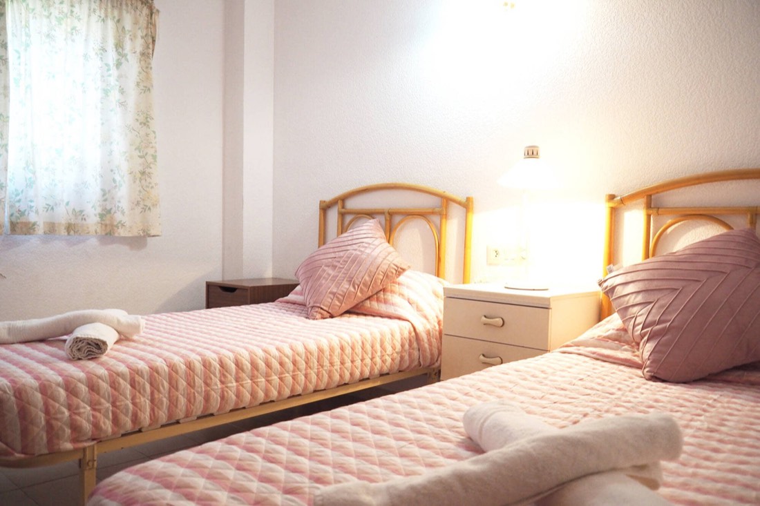 Dormitorio con dos camas individuales
