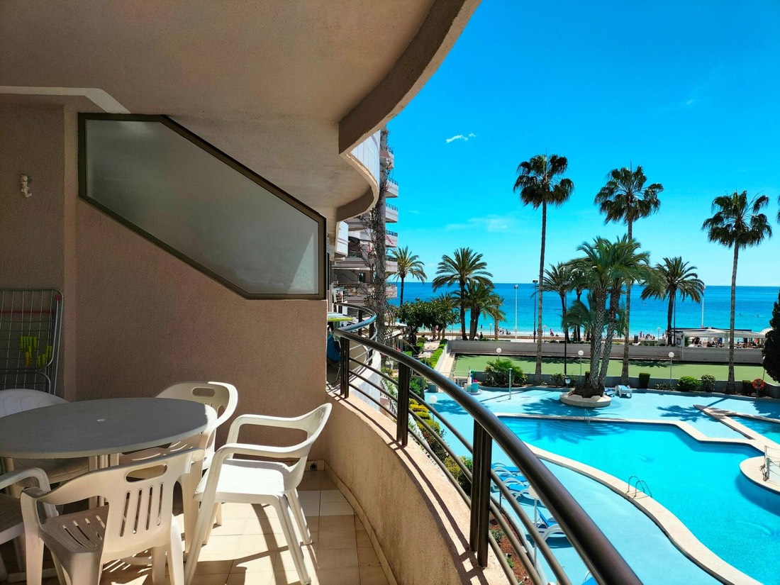 Rincón de la terraza con mesa, mirando a la piscina