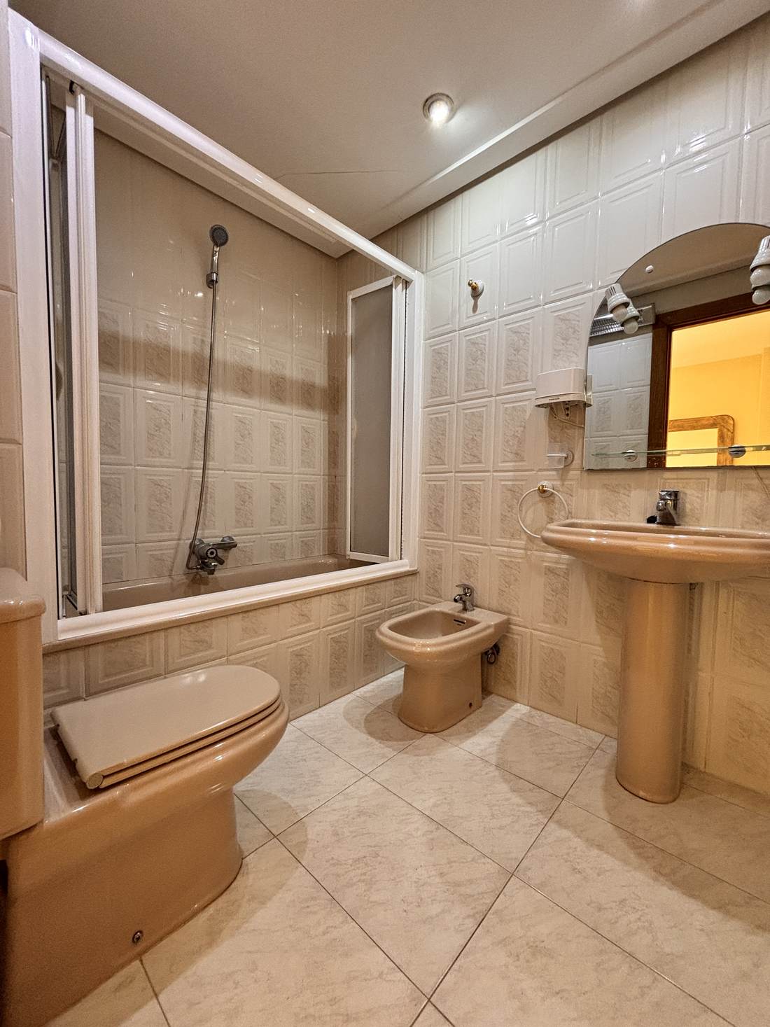 Baño completo con bañera