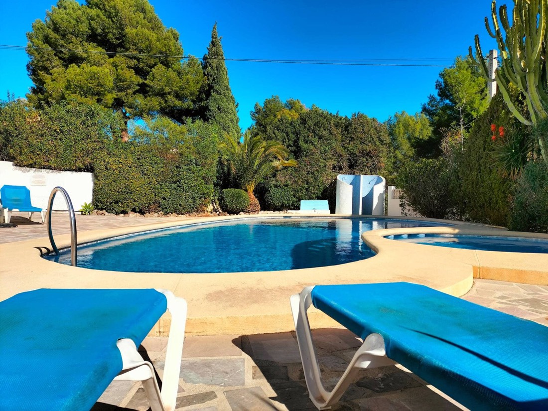 La piscina comunitaria con las tumbonas