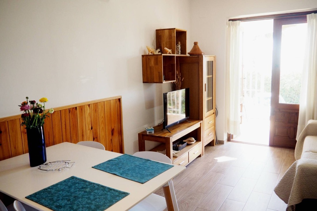 Comedor con muebles de madera y televisión