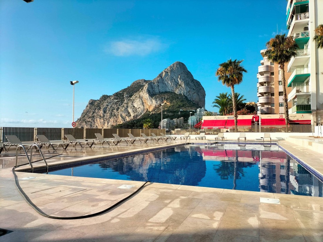 Piscina de la urbanización con el Peñón de Ifach al fondo