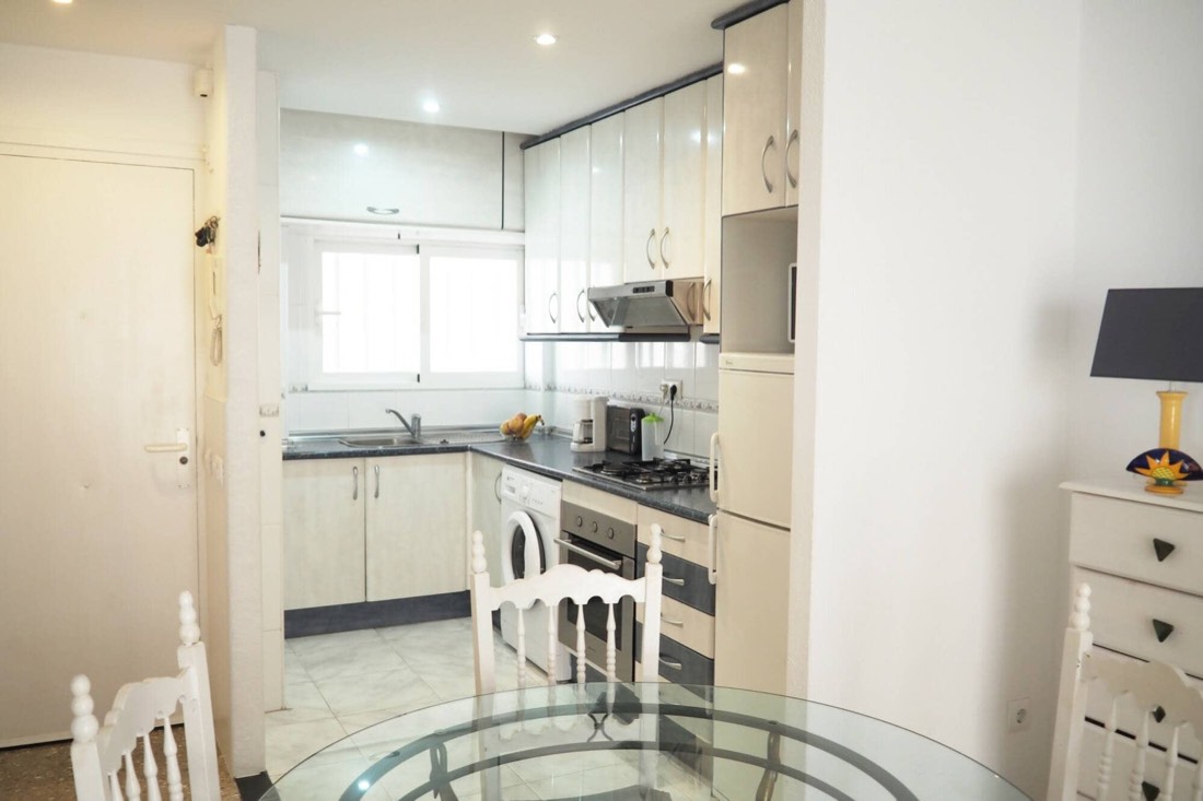 Cocina equipada con mesa de cristal
