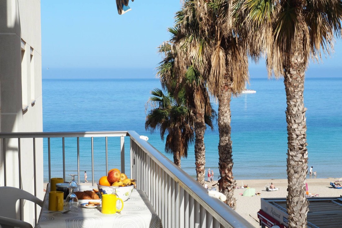 Vista de la playa Levante y las palmeras desde la terraza