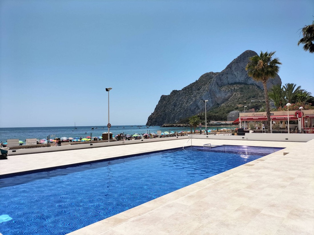 La piscina de la urbanización, con el Peñón detrás