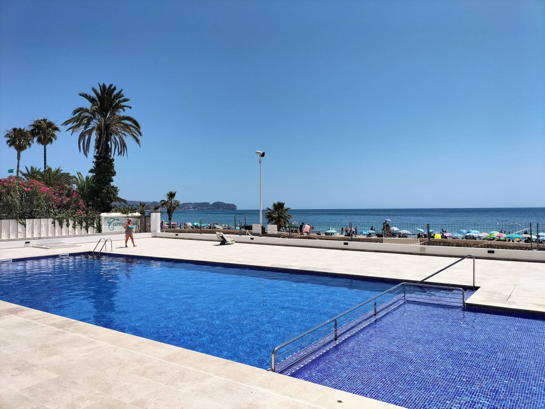Piscina larga junto al paseo de la playa