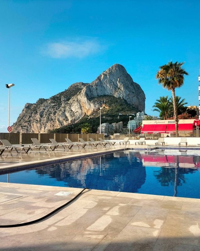 Piscina comunitaria del Apartamento Calpe Mediterráneo con el Peñón de Ifach al fondo