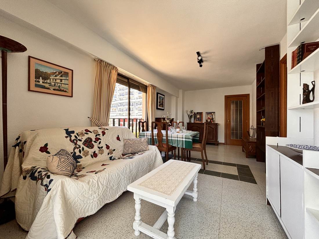 Salón con los sofás y la mesa de centro