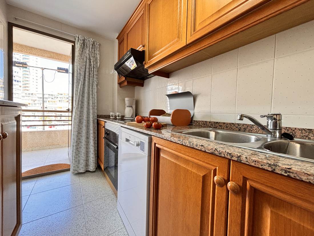 Cocina con encimera y armarios de madera