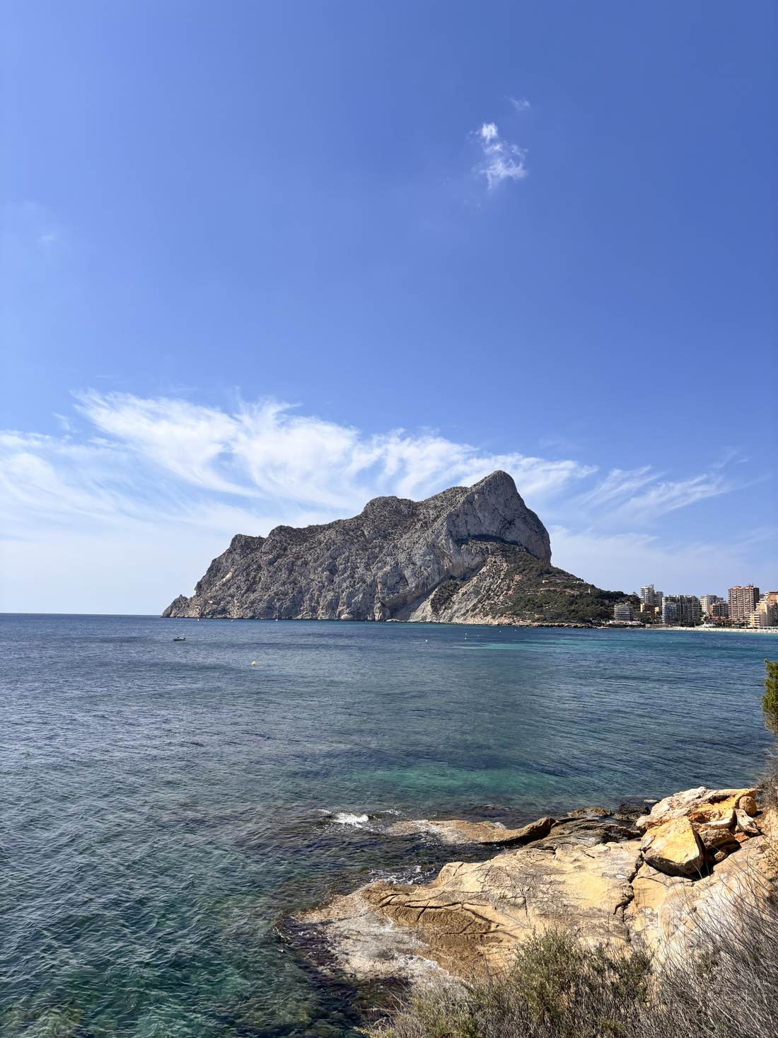 El Peñón de Ifach visto desde la cala, a un paseo del apartamento