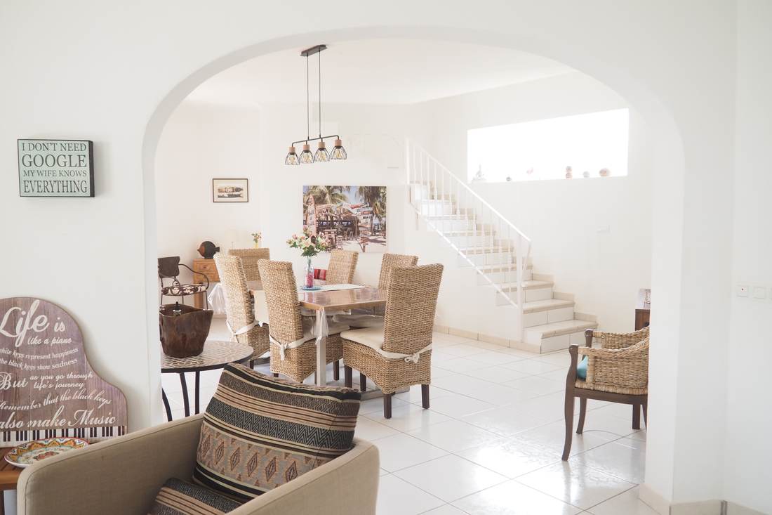 El salón desde la entrada, con la mesa de comedor y la escalera al fondo