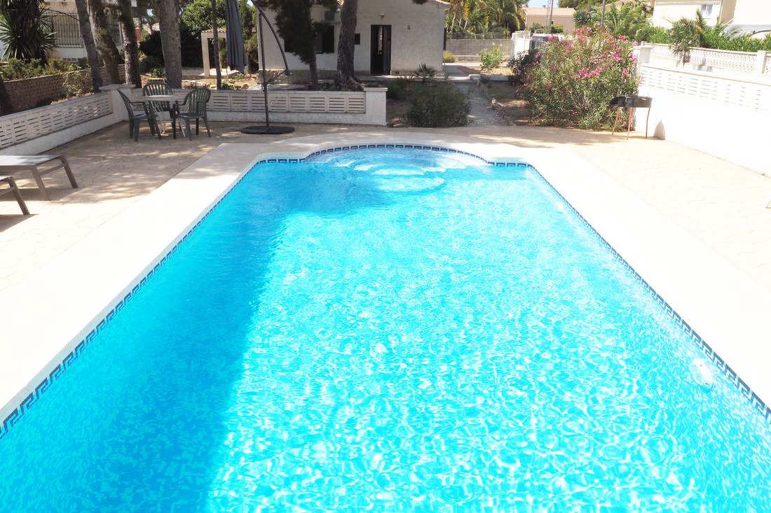 Piscina con el solárium de obra alrededor