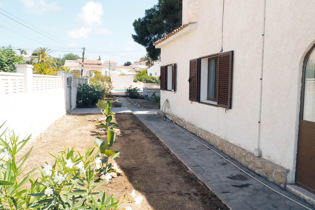 La casa desde fuera, entre los pinos