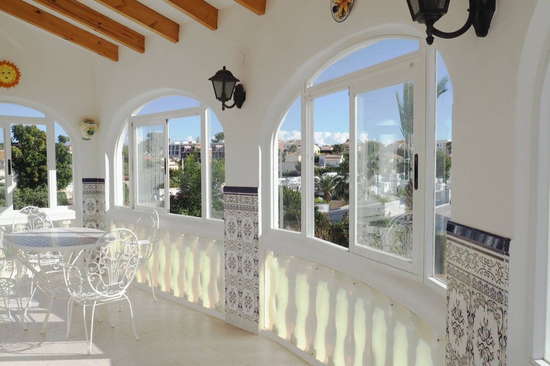 Terraza acristalada con los arcos y las vistas al jardín