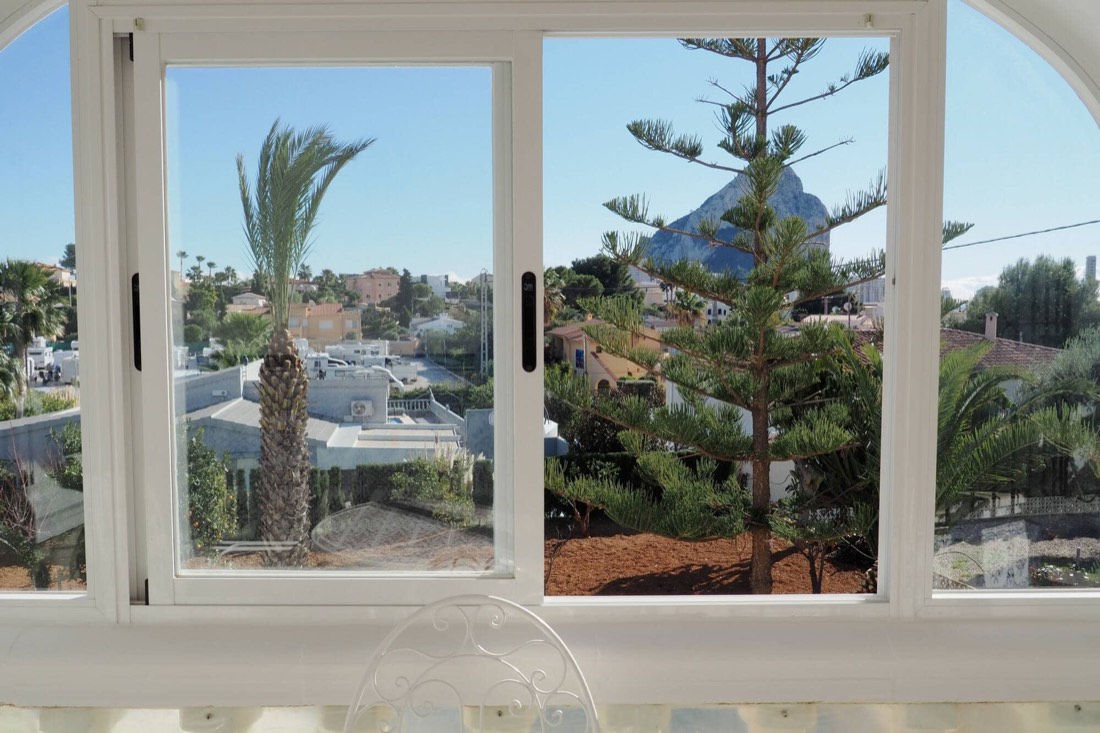 Vista del Peñón y las palmeras desde la ventana