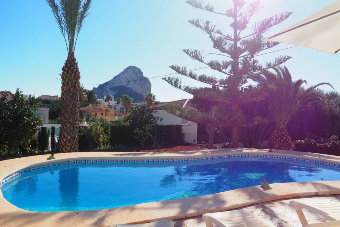 La piscina con el Peñón de Ifach recortado al fondo