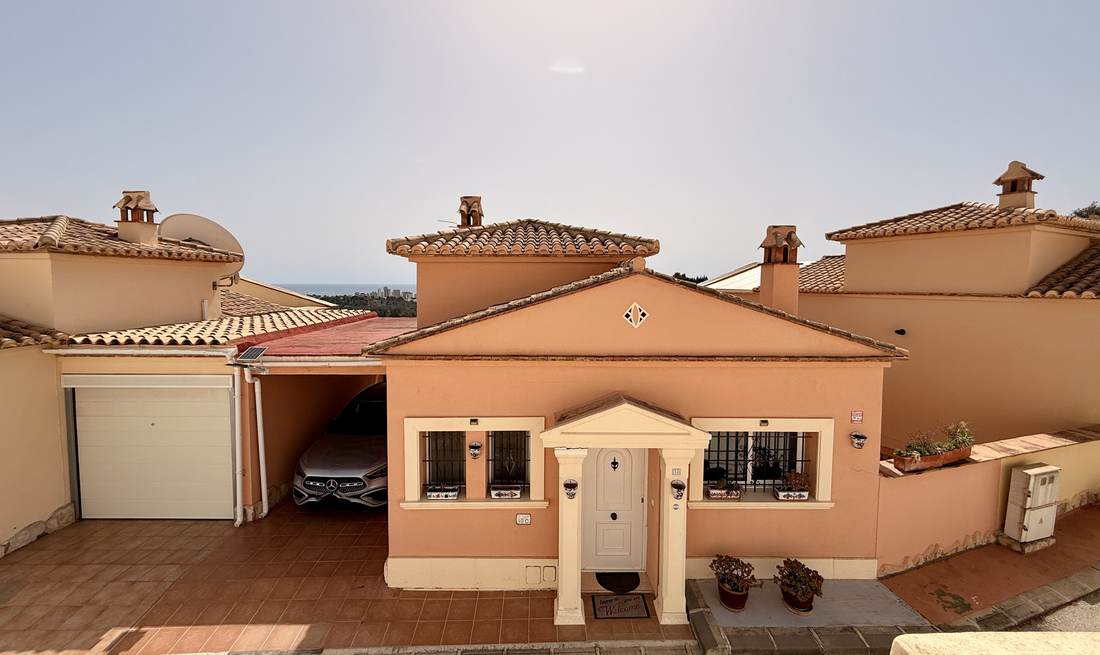La fachada de la casa, con el porche y el parking