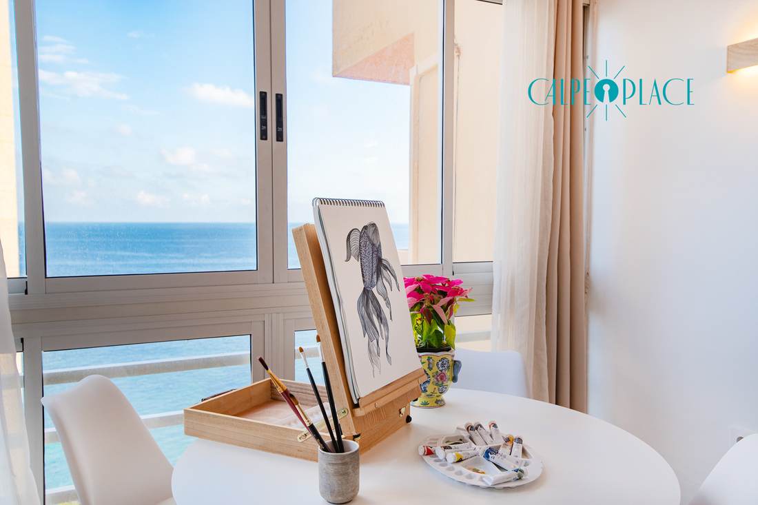 Mesa junto a la ventana con el mar de Calpe detrás