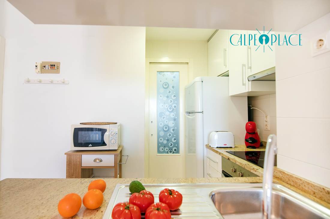 La cocina desde el otro lado, con el frigorífico y la fruta sobre la encimera