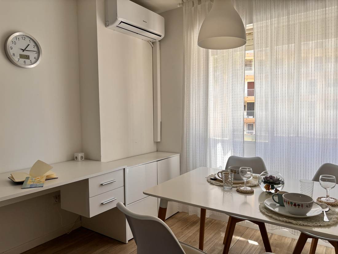 Rincón de escritorio junto a la mesa de comedor