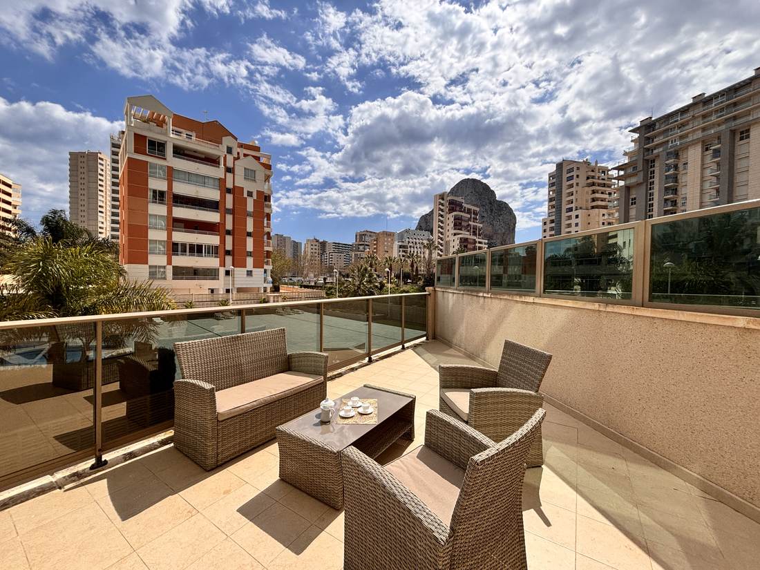 Terraza con sofás de ratán y vistas abiertas a las salinas
