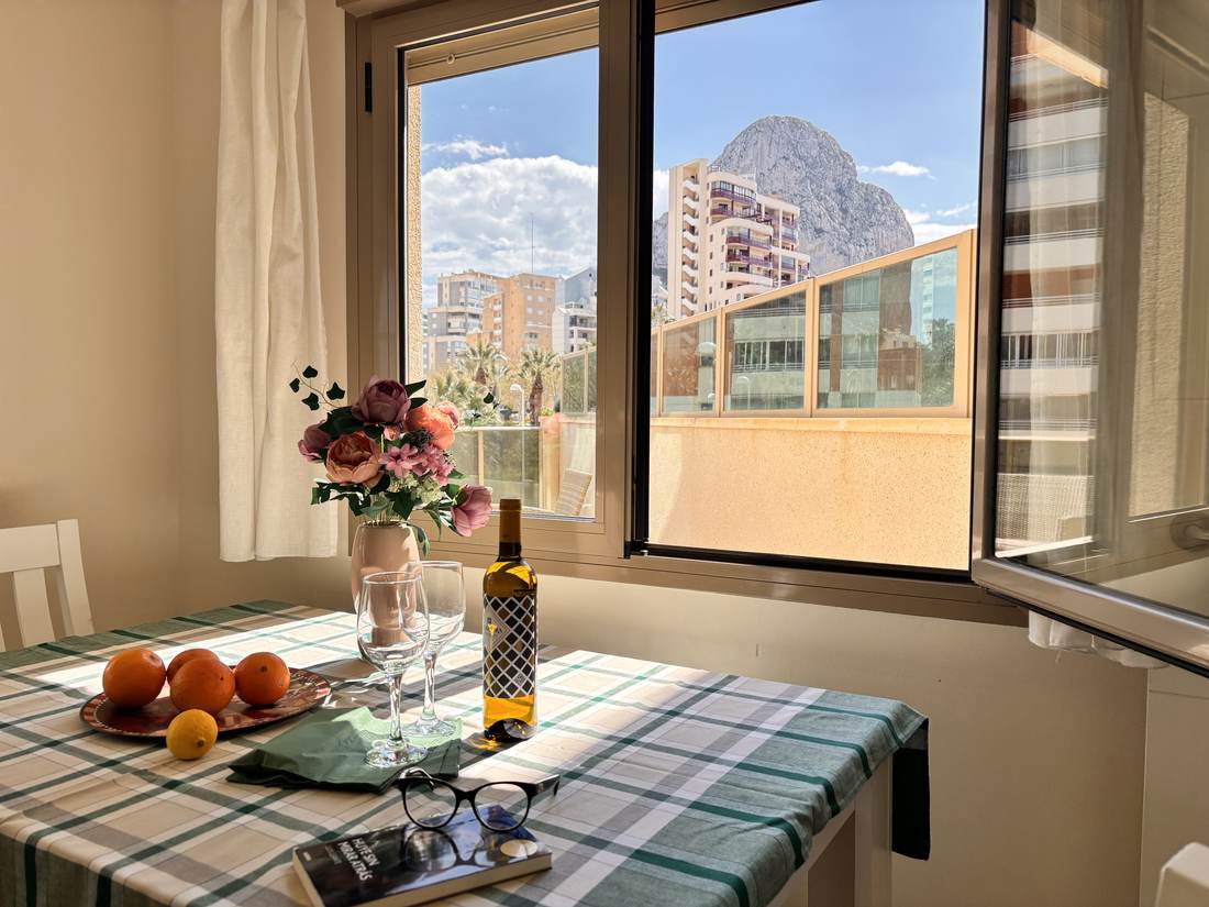 Comedor junto al ventanal, con el Peñón de Ifach al fondo