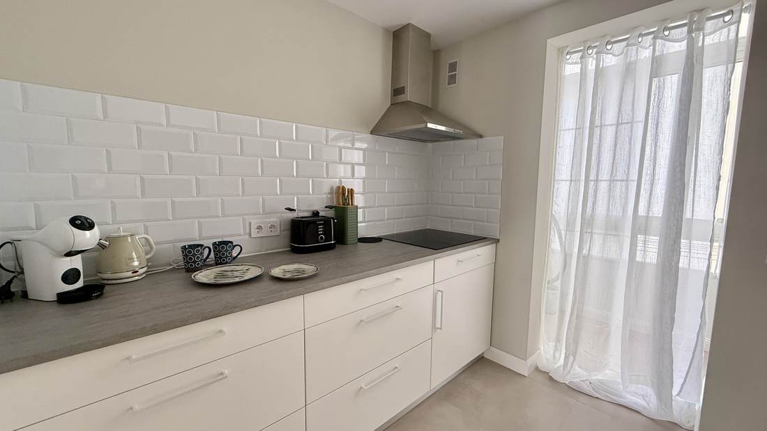 Cocina nueva con placa de inducción y campana