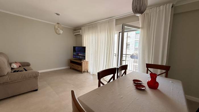 Salón comedor de Gabriel, recién reformado, con la mesa y la salida a la terraza
