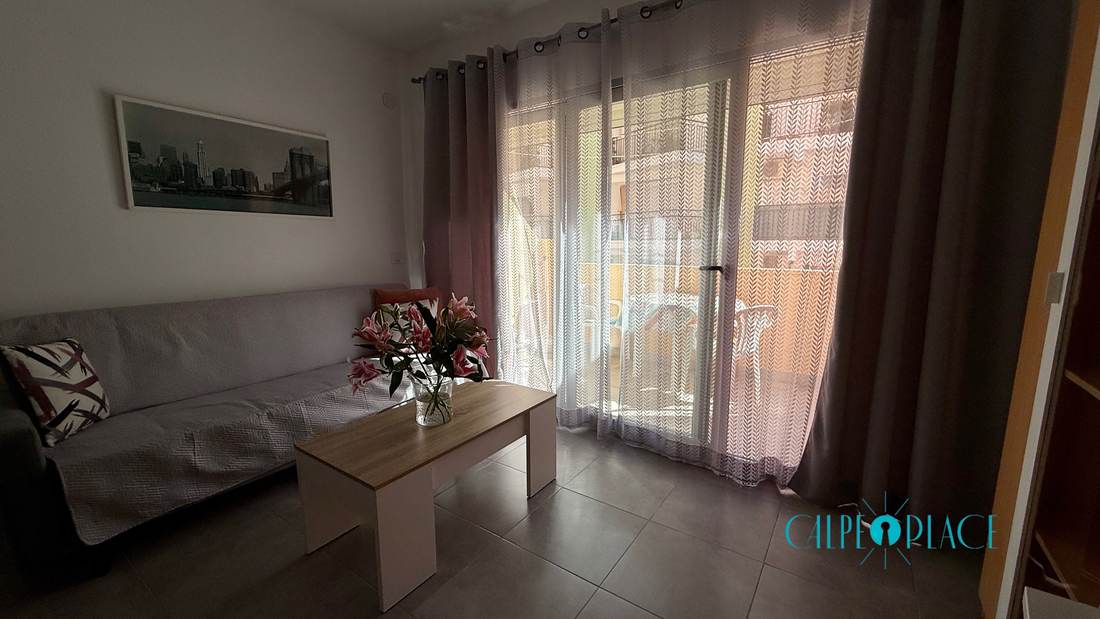 El salón desde el otro lado, con la mesa baja y las cortinas