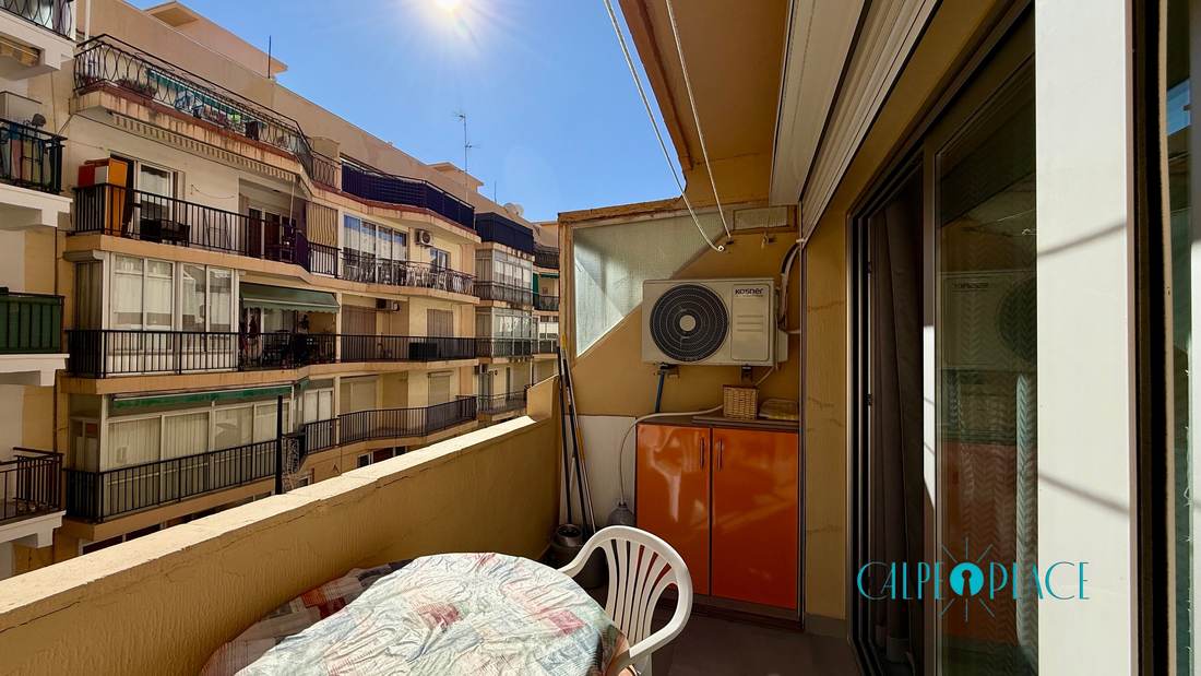 Terraza con mesa y sillas