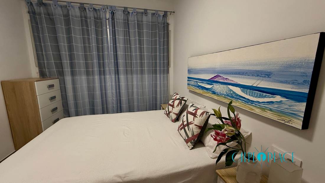 El dormitorio desde la puerta, con la cómoda de cajones