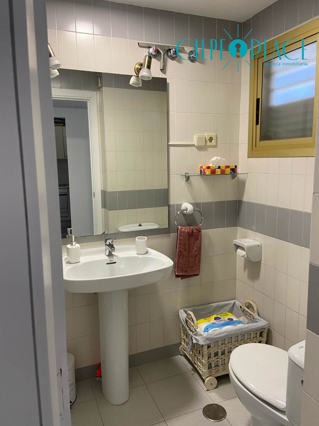 Baño completo con lavabo y espejo