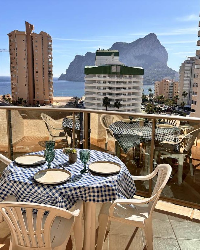 Terraza de Lima Esmeralda Suites con la mesa puesta y el Peñón de Ifach al fondo
