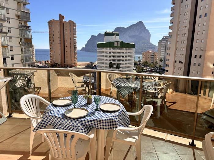 Terraza de Lima Esmeralda con la mesa puesta y el Peñón de Ifach al fondo