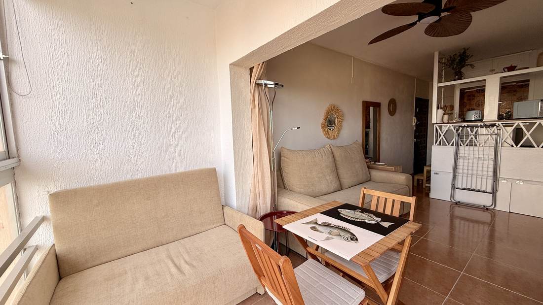 El salón desde la entrada, con el sofá claro y la mesa baja