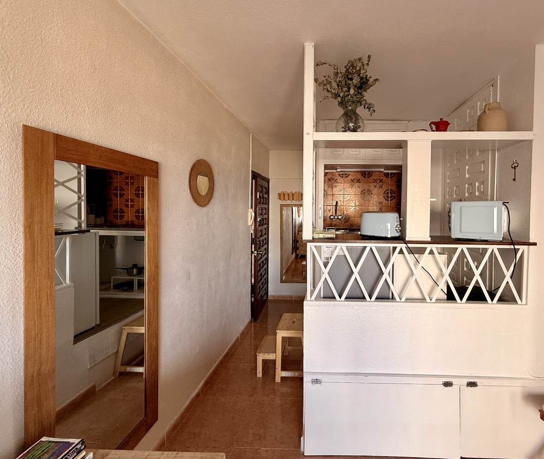 Cocina abierta al salón, con horno y microondas