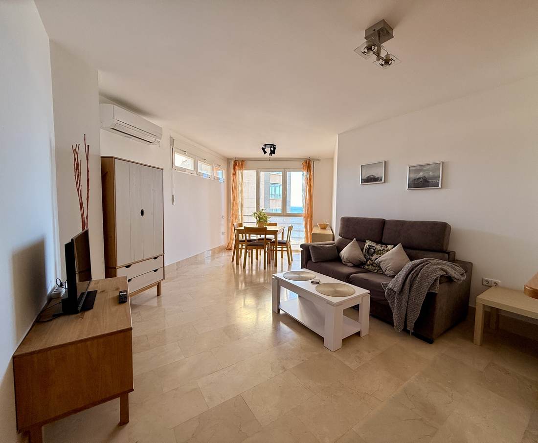 El salón desde la entrada, con el mueble de la televisión