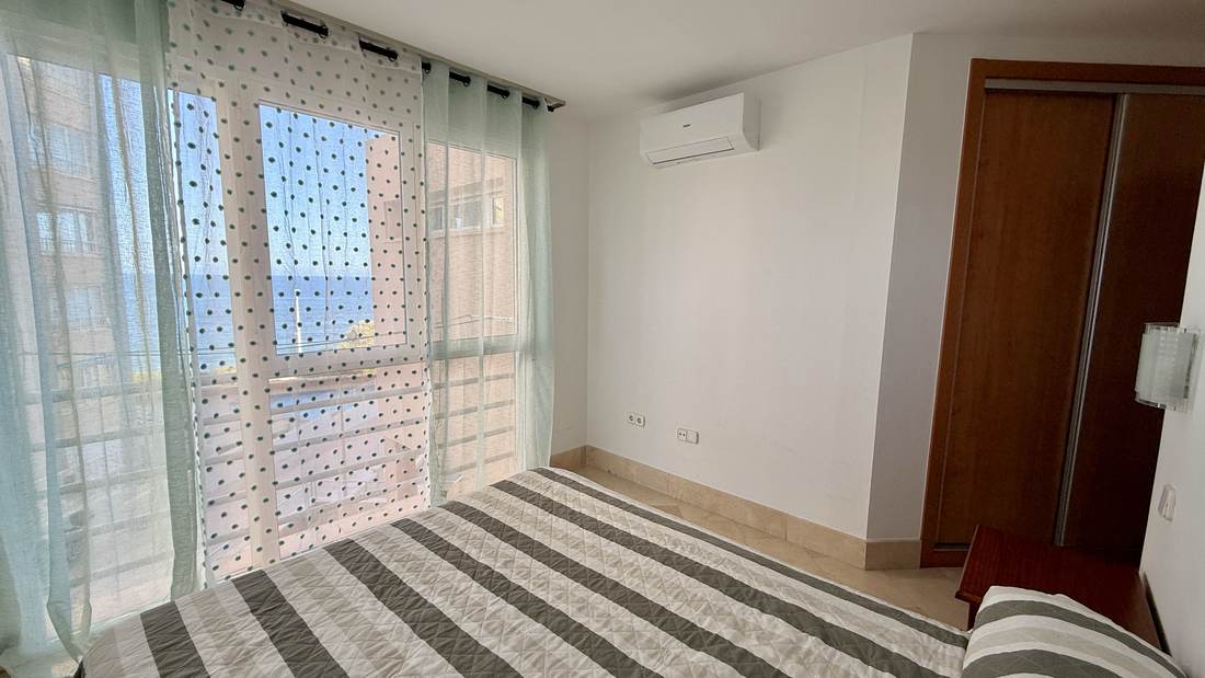 El dormitorio desde el otro lado, con las cortinas hasta el suelo