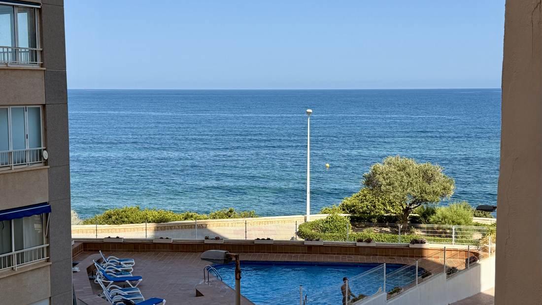 La cala y el paseo marítimo vistos desde la galería