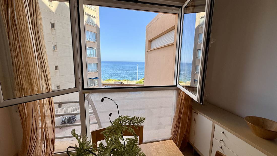 Ventana de la galería abierta sobre el mar