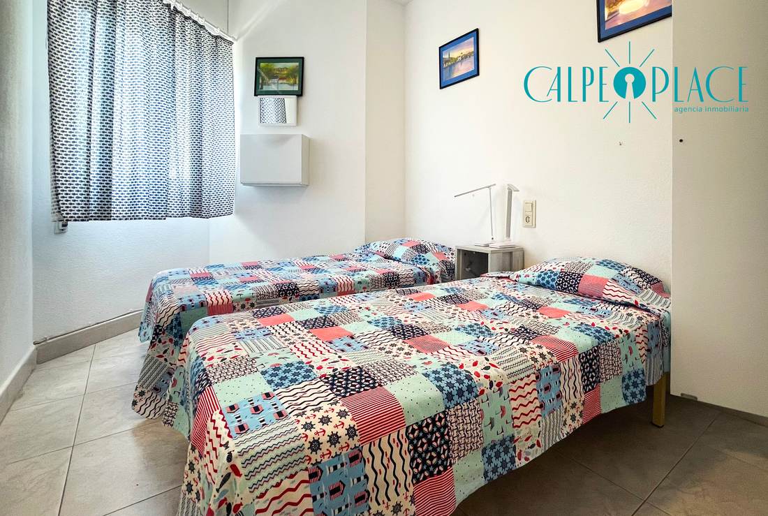 Dormitorio con colcha de patchwork de colores