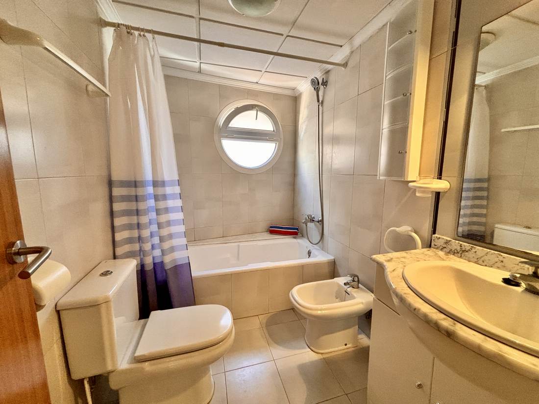 Baño completo con bañera