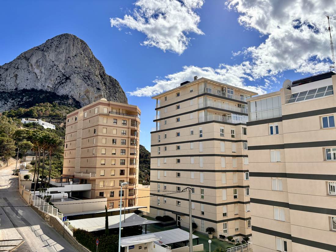 El Peñón de Ifach visto desde la calle del edificio