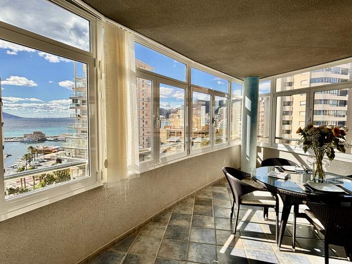 Galería acristalada de Puerto con vistas al mar y al Peñón de Ifach
