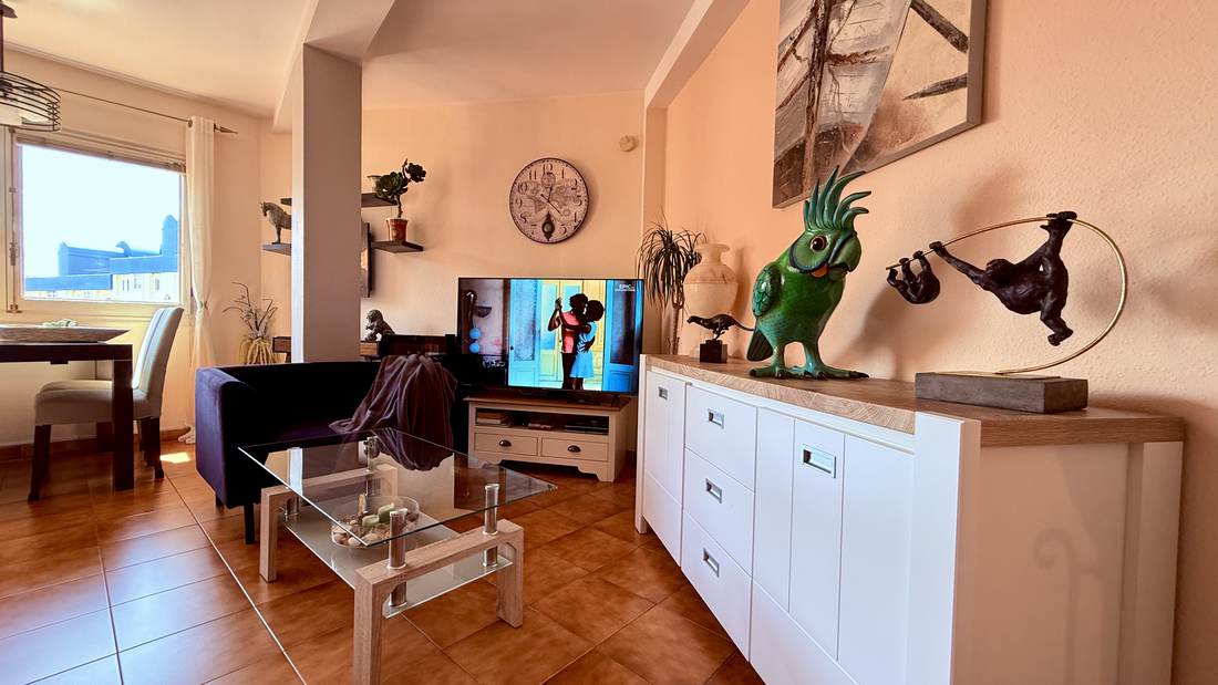 El salón desde la entrada, con la mesa baja de cristal